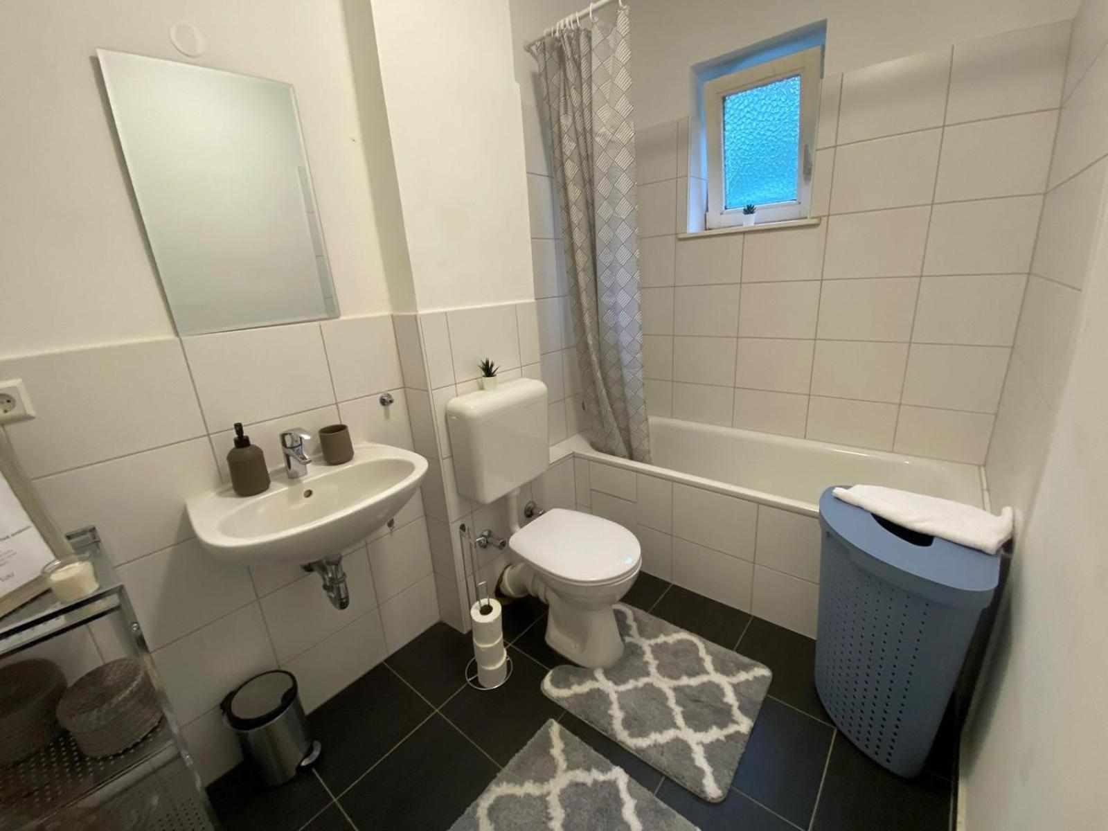 Zentrale 3-Zimmer Wohnung Mit Balkon - Perfekt Fuer Monteure Und Familien Ноймюнстер Экстерьер фото